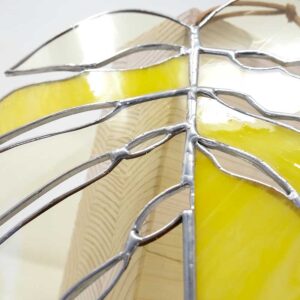 dettaglio foglia gialla grande fatto in vetro tiffany da marianna capuano di macavè