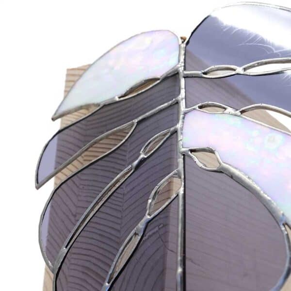 dettaglio foglia grande viola fatto in vetro tiffany da marianna capuano di macavè