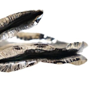 dettaglio bracciale semi spirale chiusa in argento fatto a mano da erica magliano gioielli