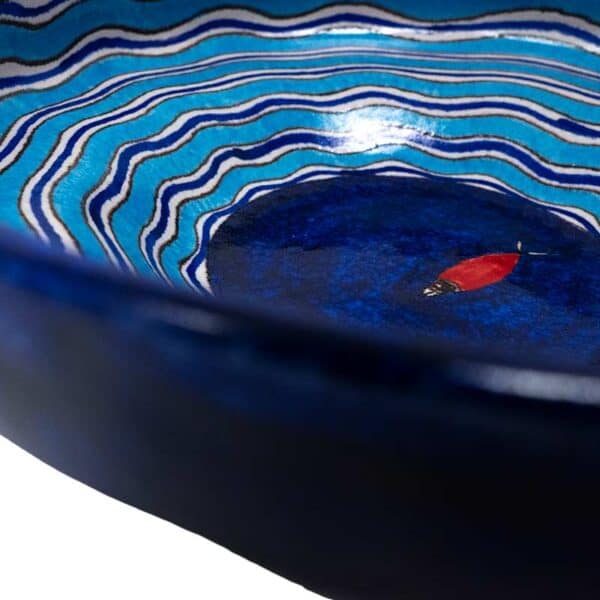 primo piano laterale piatto fondo blu con pesce rosso fatto a mano da Giuseppe Cicalese - Ceramiche Cicalese