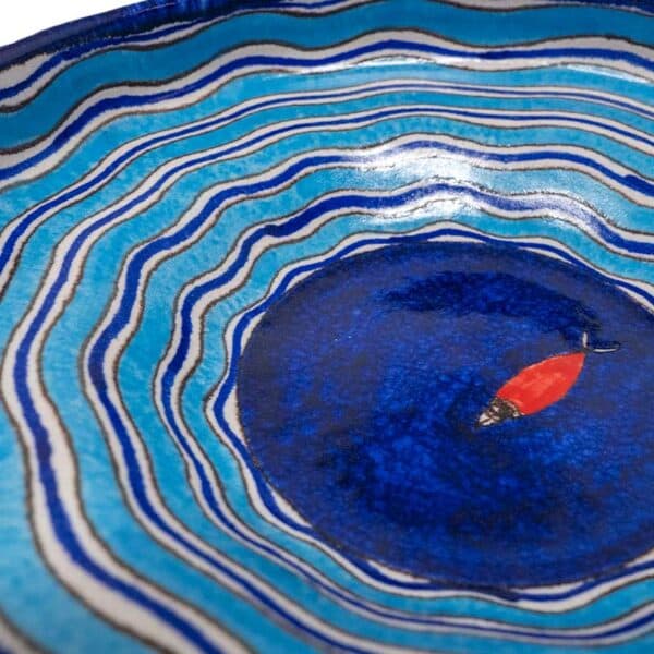 Primo piano piatto fondo blu con pesce rosso fatto a mano da Giuseppe Cicalese - - Ceramiche Cicalese